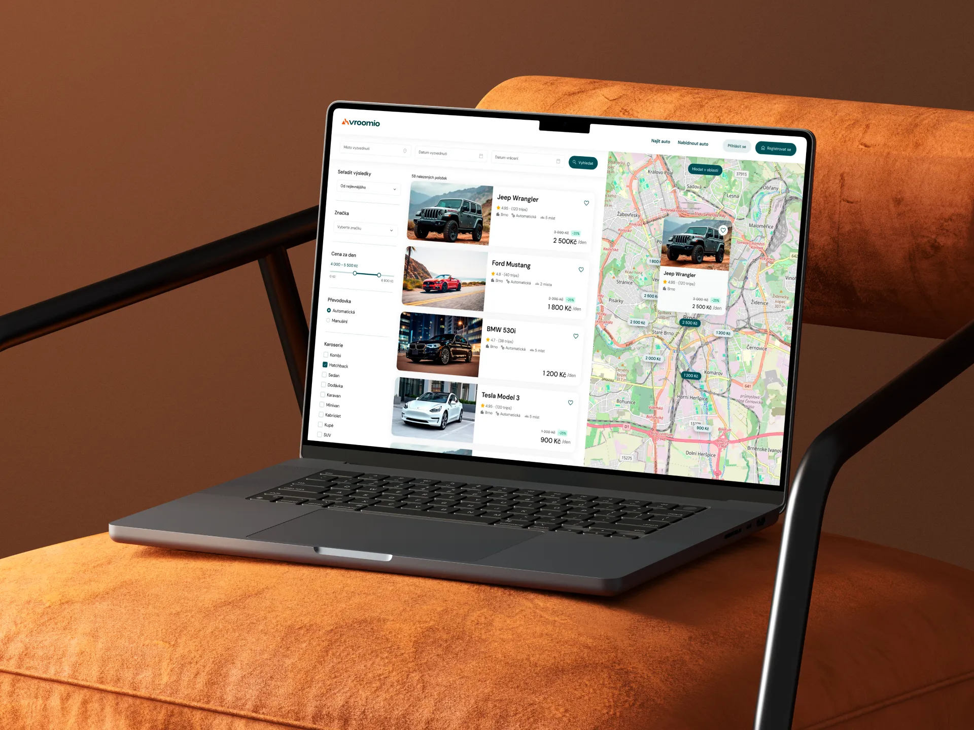 Webová aplikace Vroomio na notebooku: seznam aut k pronájmu a mapa Brna